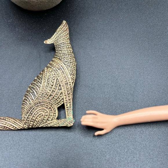 Vtg Howling Wolf Coyote Brooch Southwestern Goldtone Large Estate Lapel Pin - Picture 3 of 6